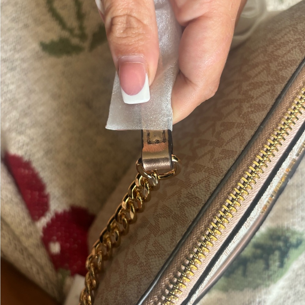 Michael Kors Cream Crossbody Bag with Gold-Tone Hardware and Rose Gold strap - Picture 4 of 7